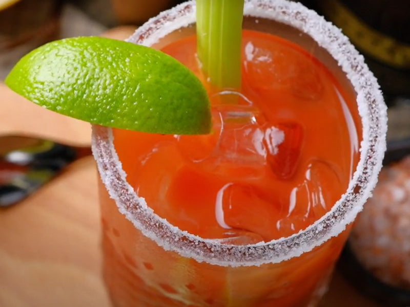 Close-up view of the Cocktail Bloody Mary in front of the black Bar Deluxe Cocktail-Set 